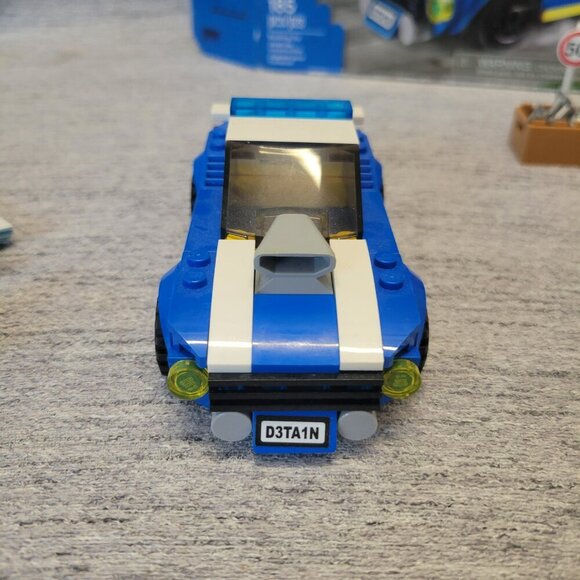 LEGO City 60242 Police Highway Arrest - Picture 4 of 13